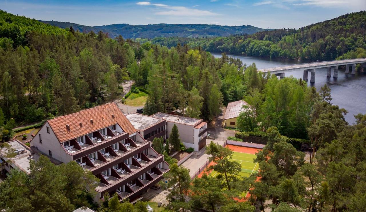 Hotel Hladina - výborné pro firemní akce Nebrich Exterior foto